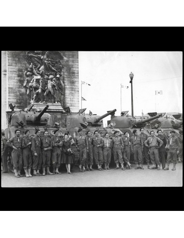 Grès - Madame Grès entourée de soldats (1944) Dans la société mordern