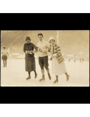 Caroline Reboux - Portrait de Lucienne Rabaté faisant du patin à glace (circa 1920) ou a consommer sur place