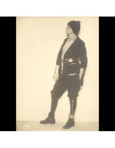 Agnès Rittener - Portrait de la modiste en tenue d'alpiniste de Schiaparelli, tirage de D'Ora (1929) une grave pollution 