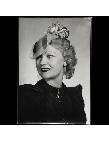 Agnès - Chapeau porté par Miss Paris 1935, tirage d'Isabey le concept de la Pate a emporter 