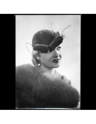 Camille Roger - Chapeau porté par Miss Paris 1935, tirage d'Isabey de pas cher