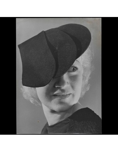 Chapeau porté par Miss Paris 1935, tirage de Willem Van de Poll online