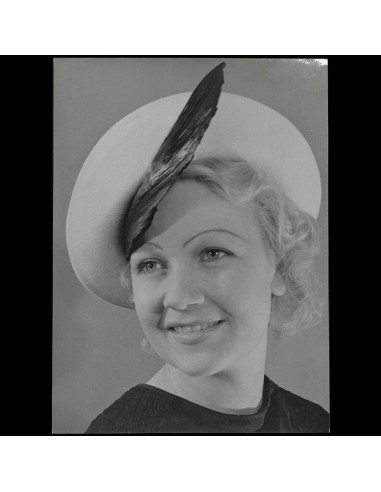 Chapeau porté par Miss Paris 1935, tirage de Willem Van de Poll Fin de série