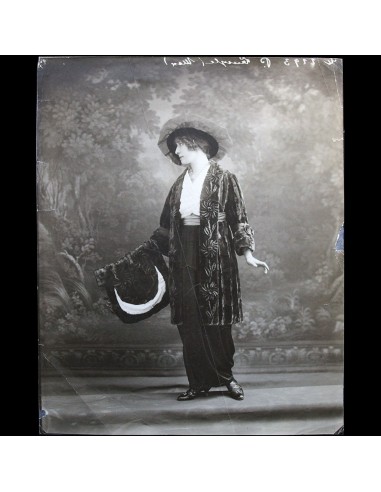 Fourrures Max - Manteau de fourrure portée par Mademoiselle de Lancy, photographie du studio Talbot (circa 1905-1910) votre