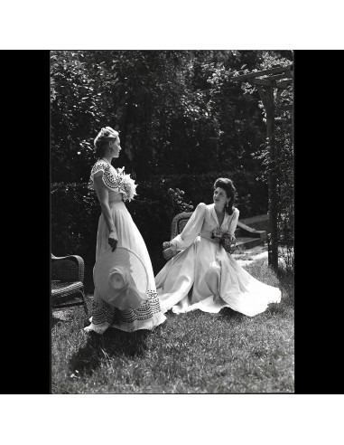 Robes de Marcel Rochas et Lucien Lelong, photographie de Laure Albin-Guillot (1942) Les magasins à Paris