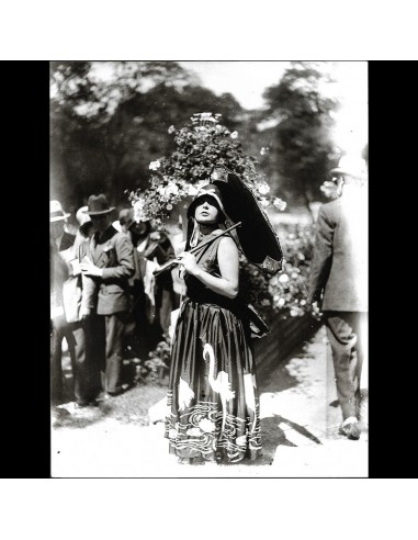 Robe aux flamants roses, photographie de mode des années 1920 les ctes