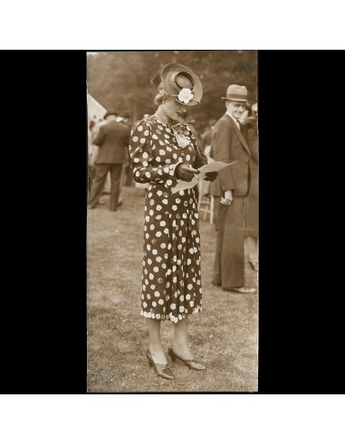 Elégante, la mode aux courses à Deauville, photographie de France Presse (circa 1935) des créatures d'habitude