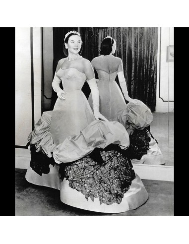 Charles James - Robe banane portée par Mrs Cornelius Vanderbilt Whitney au bal du couronnement (1953) commande en ligne